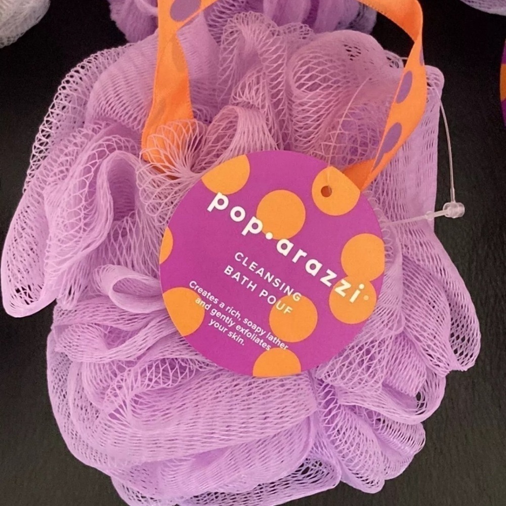 pop arazzi purple and white cleansing bath pouf